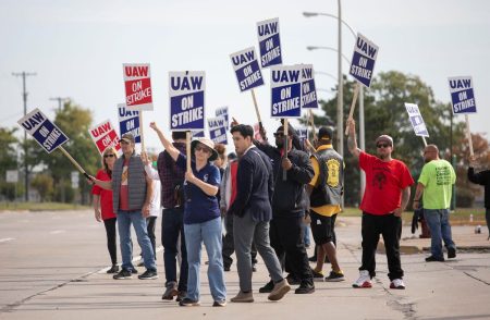 Auto Workers Change Tactics With New Strike